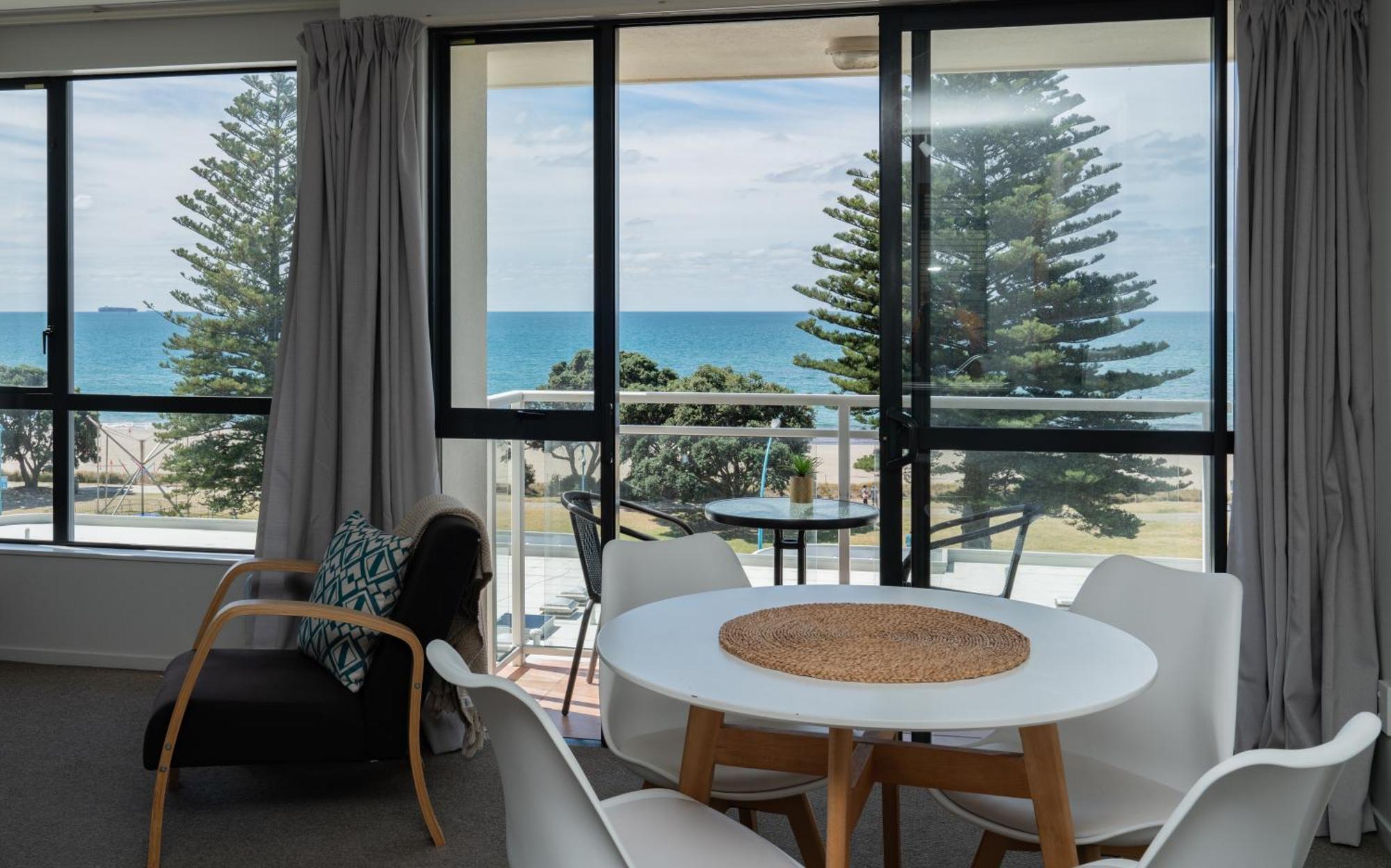 Ocean View Beach Escape - Top Floor Apartments, Mt Maunganui Base เมาท์มองานุย ภายนอก รูปภาพ